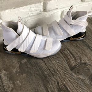 Lebron Zoom Soldier 11 Court Sneakers